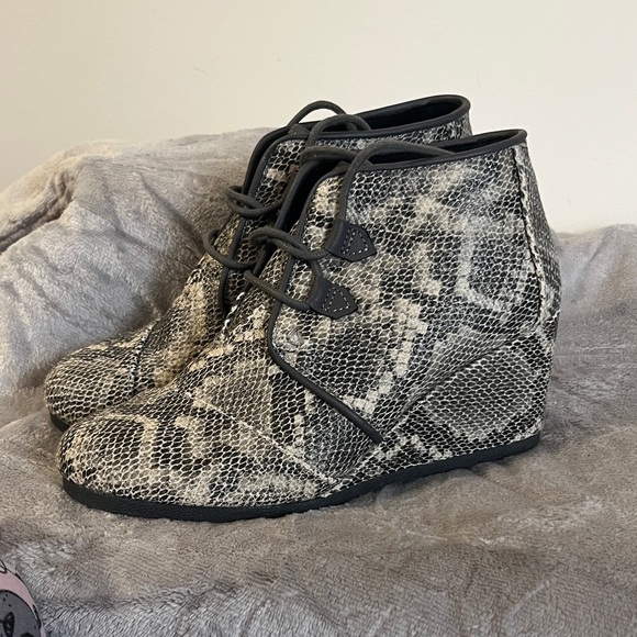 NWOB Tom's Kala Faux Snake Skin Wedge Ankle Boots Size 9 Womens - Picture 2 of 12